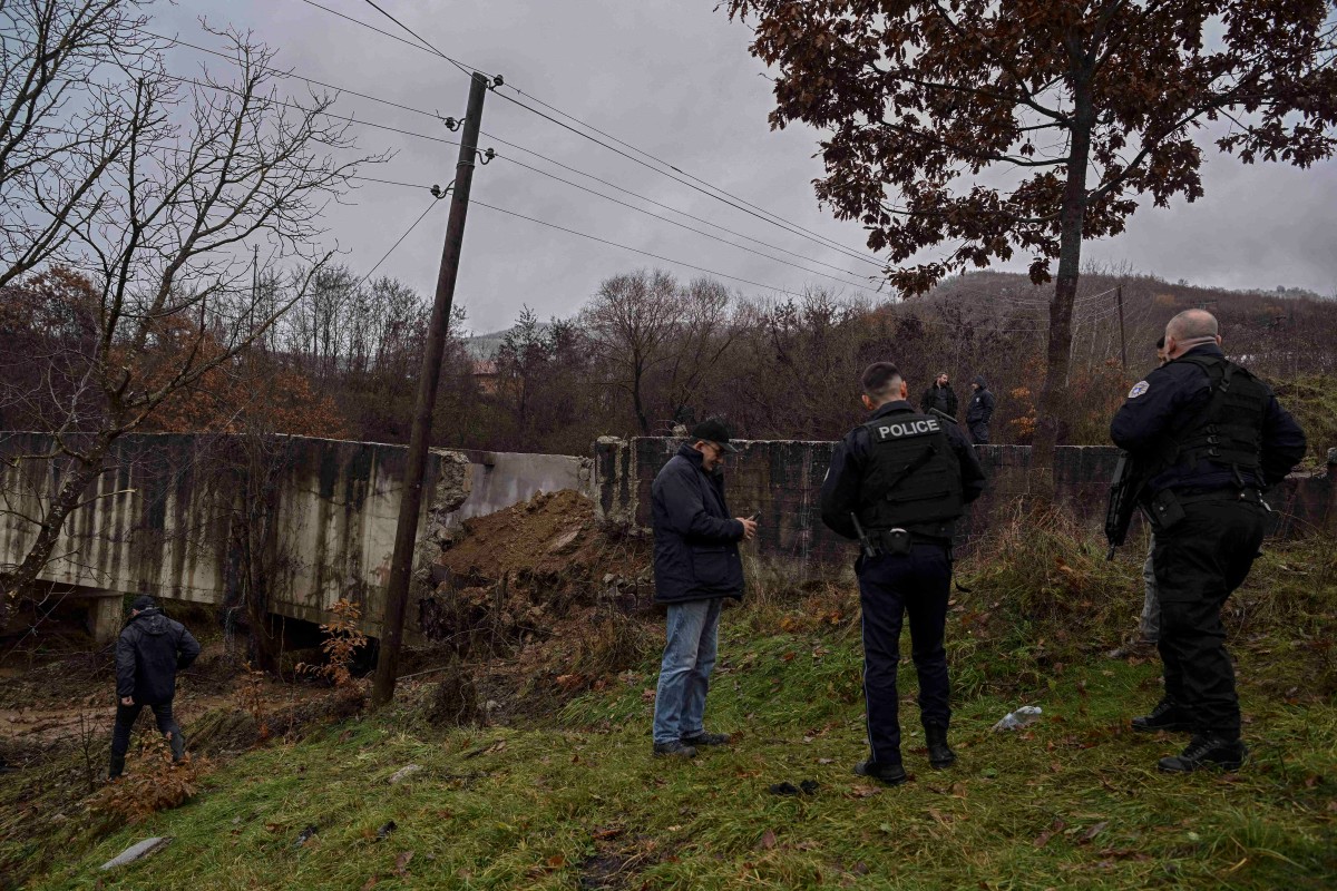 Kosovo police and security officers stand next to a site damaged by an explosion in the village of Varage near the town of Zubin Potok on November 30, 2024. Photo by Armend NIMANI / AFP.