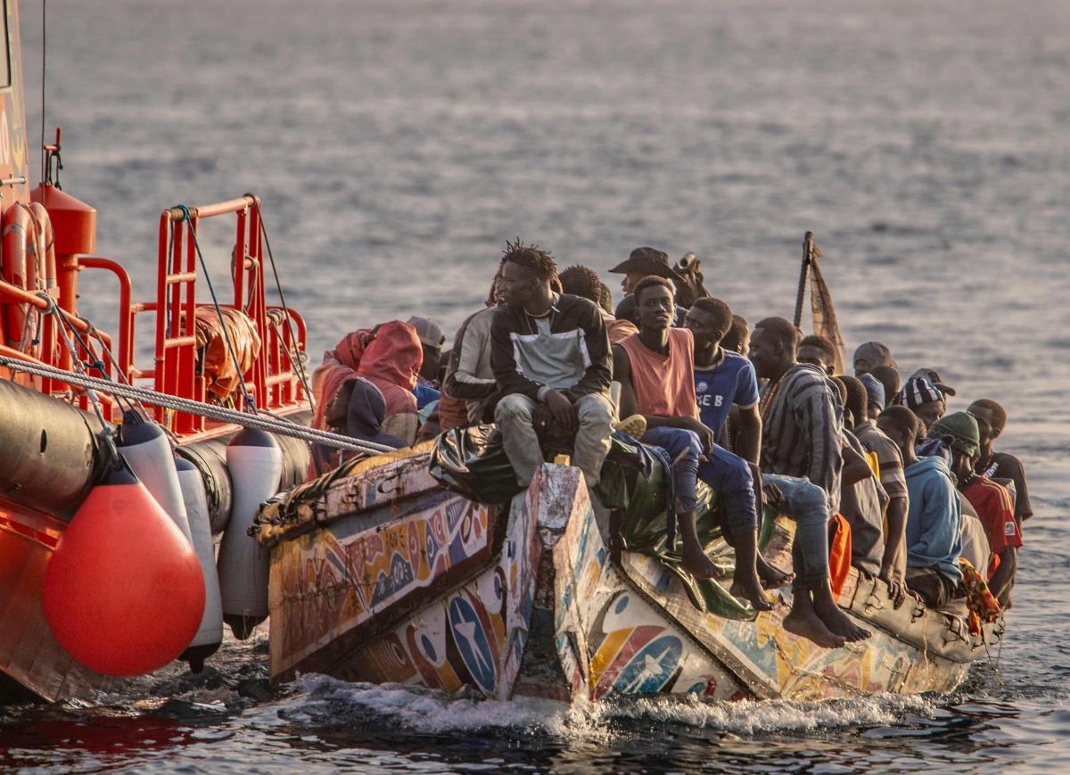 (FILES) A 'cayuco' boat from Senegal with 136 migrants onboard including 40 women and 17 young children arrives after being rescued at sea by a Spanish Salvamento Maritimo (Sea Search and Rescue agency) vessel, at La Restinga port on the Canary island of El Hierro, on November 28, 2024. (Photo by Antonio SEMPERE / AFP)
