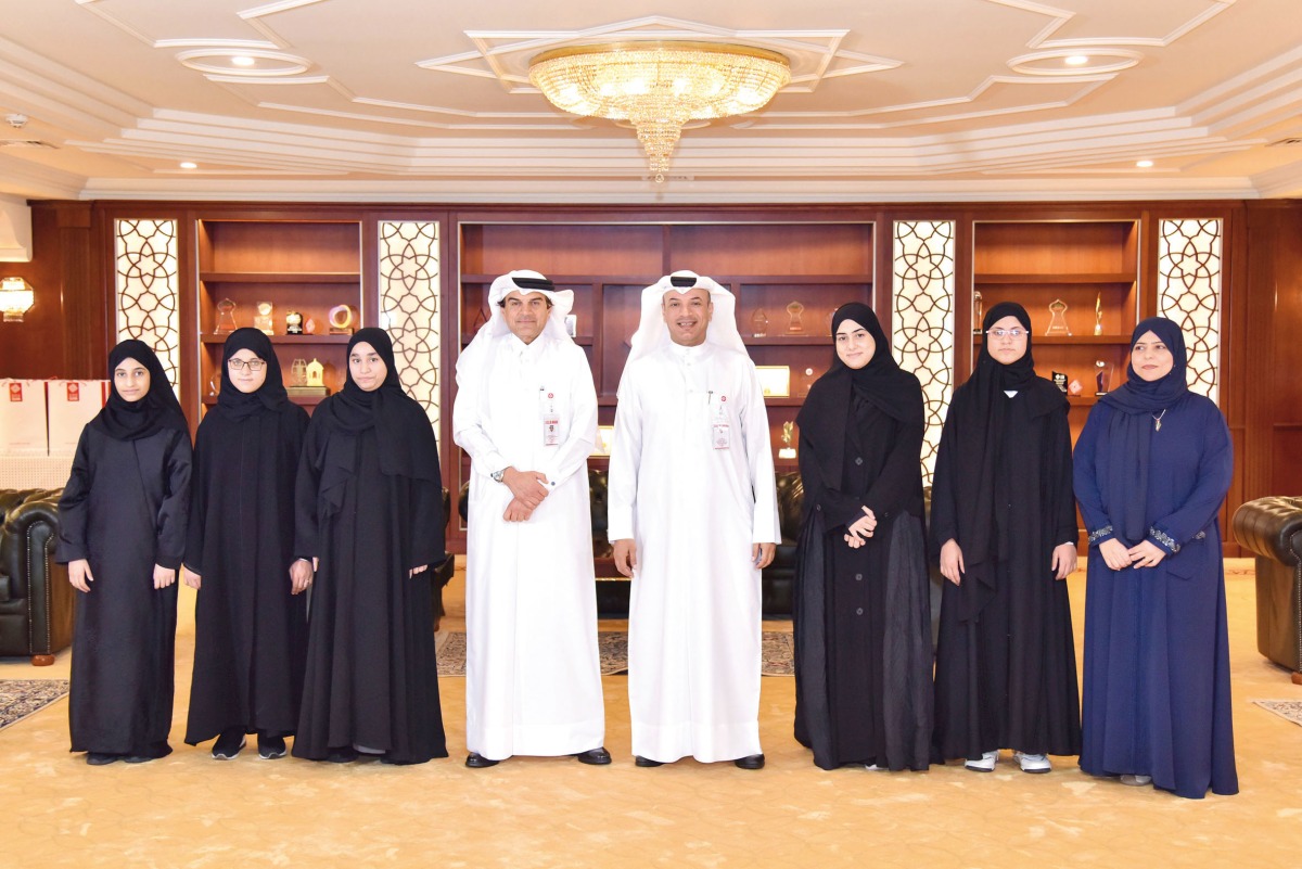 QIIB CEO Dr. Abdulbasit Ahmad Al Shaibei along with officials and students.