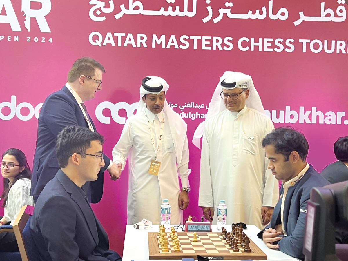 Qatar Chess Association President Mohammed Al Mudahka (centre) made the first move in the Qatar Masters 2024 opening match between India's Arjun Erigaisi (right) and Nodirbek Abdurakhmonov of Uzbekistan.  