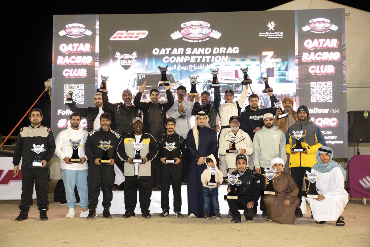 QRC Director H E Sheikh Jabor bin Khalid Al Thani poses with the winners of Qatar Sand Drag Competition Round 3. 