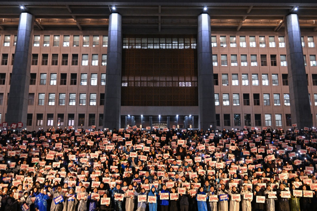 Protesters take part in a candlelight rally calling for the ouster of South Korea President Yoon Suk Yeol on the steps of the National Assembly in Seoul on December 5, 2024. Photo by JUNG Yeon-je / AFP