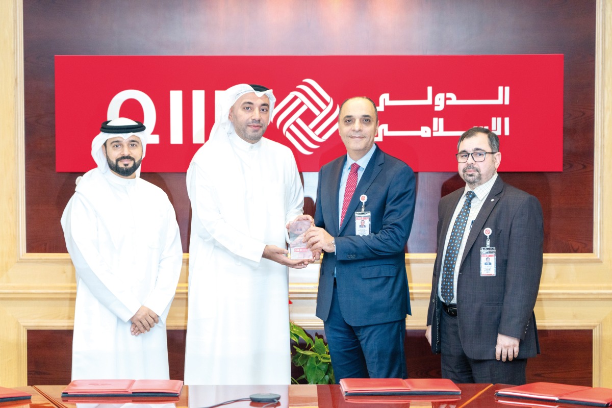 Chief Operation Officer at QIIB, Mohammed Khair Barhoumeh receiving the award from Head of Middle East & Pakistan – Financial Institutions Sales at Citibank, Mohamed Ahmed Al Hammadi.