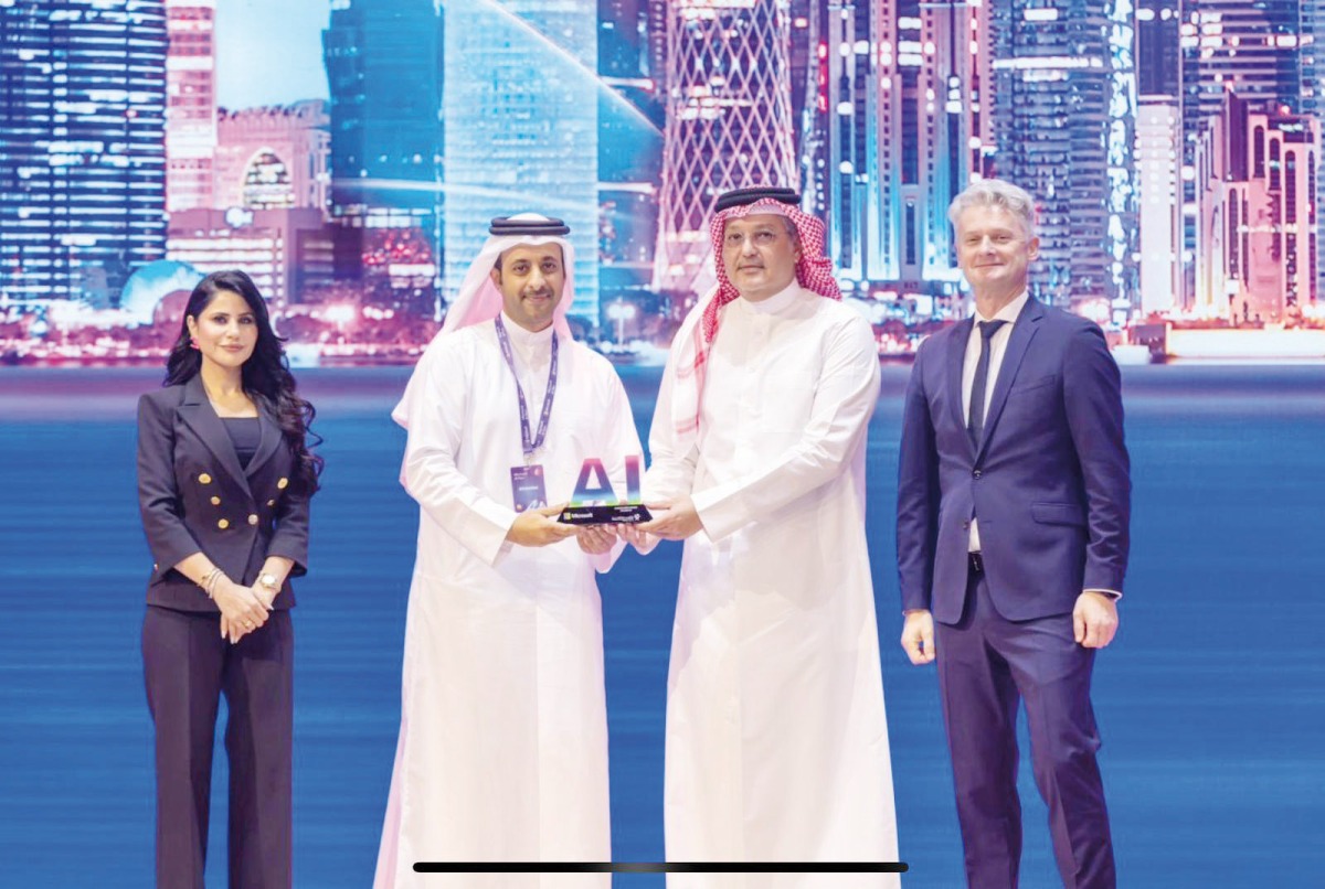 Minister of Communications and Information Technology, H E Mohammed bin Ali Al Mannai, presenting the award to MoCI official.