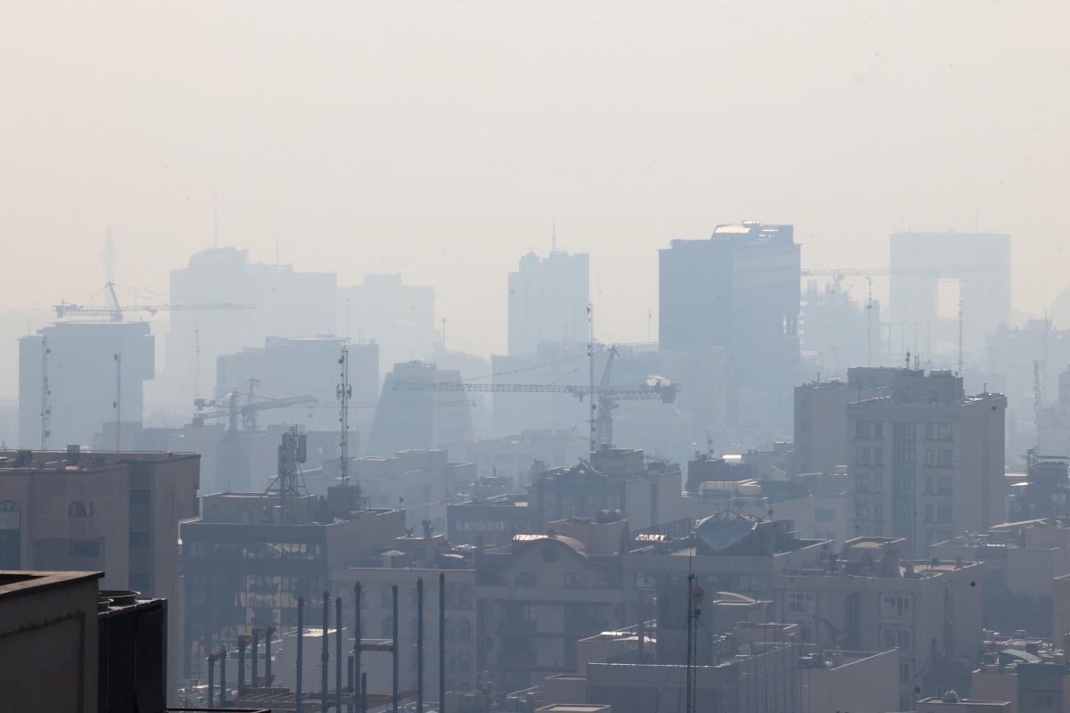 Smog covers Tehran on December 7, 2024 amid severe air pollution. Photo by ATTA KENARE / AFP.
