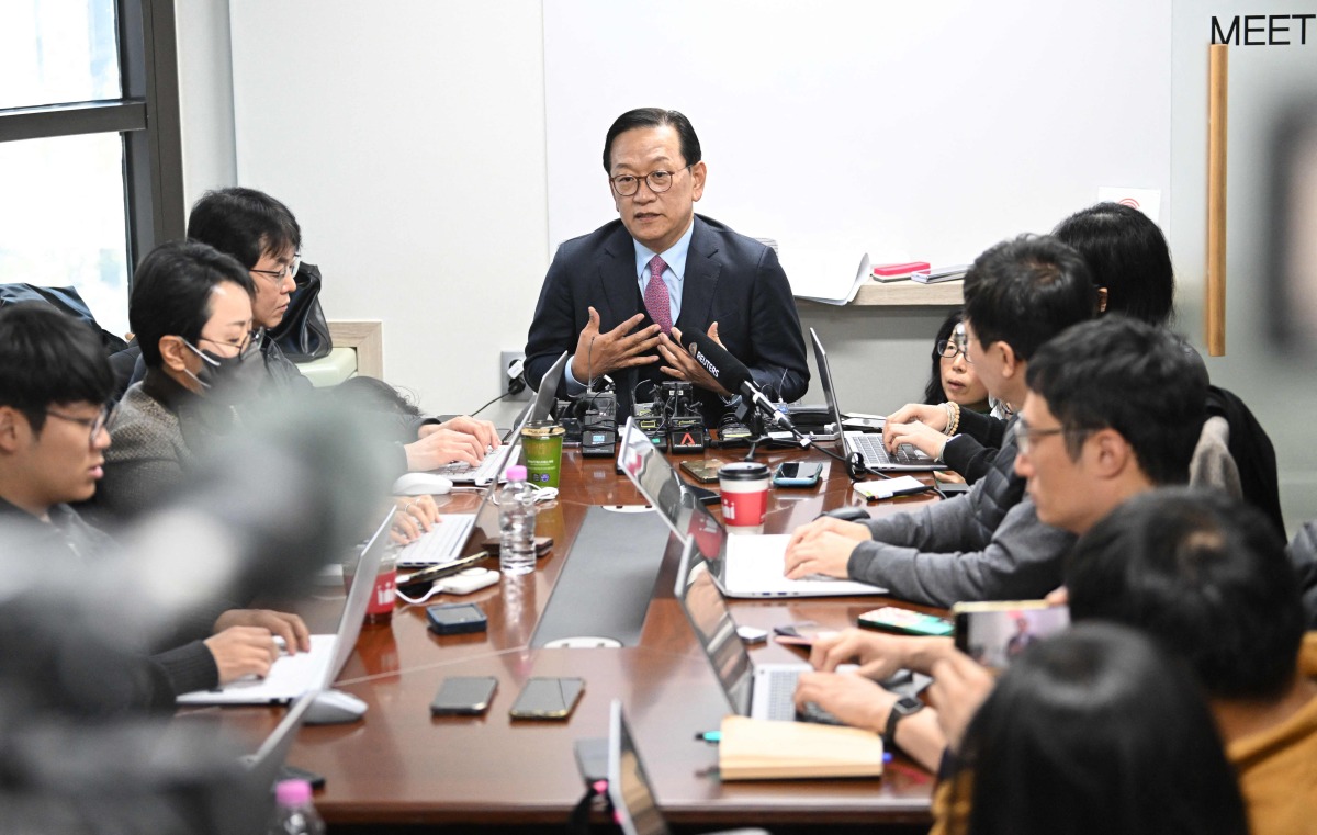 Seok Dong-hyeon (C), a spokesman for South Korea's impeached President Yoon Suk Yeol's legal team, speaks during a media briefing at his office in Seoul on December 19, 2024. Photo by Jung Yeon-je / AFP