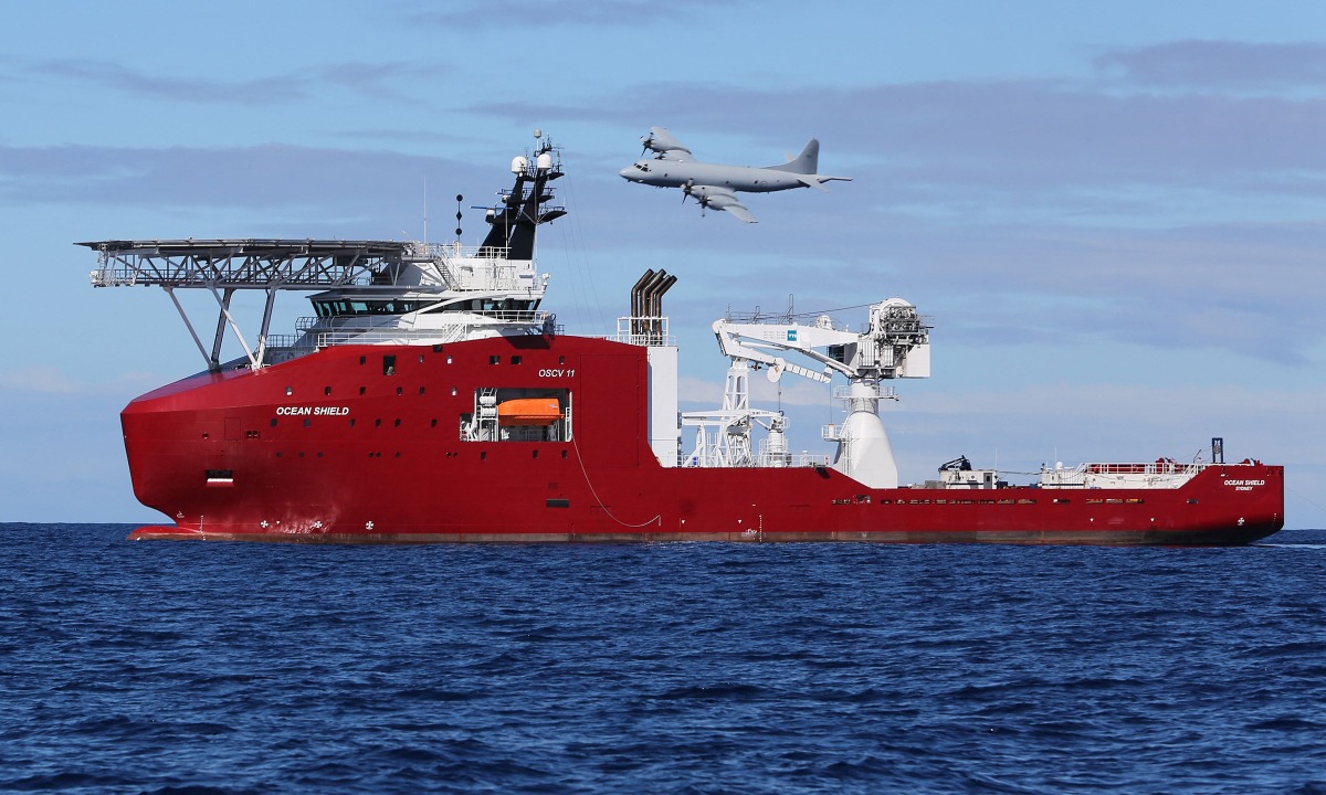 This handout photo taken and released on April 9, 2014 by the Australian Defence shows a Royal Australian Air Force AP-3C Orion flying past Australian Defence Vessel Ocean Shield on a mission to drop sonar buoys to assist in the acoustic search for the missing Malaysia Airlines flight MH370 in the southern Indian Ocean. Photo by LSIS BRADLEY DARVILL / AUSTRALIAN DEFENCE / AFP