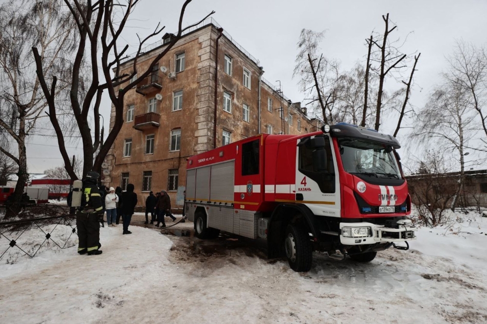 In this handout photograph taken and released on the official Telegram account of the Mayor's Office of Kazan on December 21, 2024, a Russian rescuer works in the courtyard of a residential building following a drone attack in Kazan, amid the ongoing Russian-Ukrainian conflict. (Photo by Handout / Telegram / @kzn_official / AFP) 