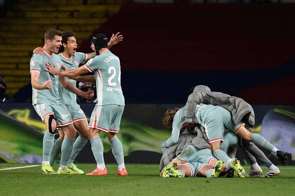 Atletico Madrid's Norwegian forward #09 Alexander Sorloth (L) and teammaters celebrate after scoring their second goal at the Estadi Olimpic Lluis Companys in Barcelona on December 21, 2024. (Photo by Josep Lago / AFP)
 