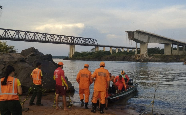 This handout photo released by Tocantins Fire Department shows firefighters during a rescue operation after the Juscelino Kubitschek de Oliveira bridge connecting Tocantins and Maranhao fell on December 22, 2024 over the Tocantins river at the city of Aguiarnopolis, Tocantins state, Brazil. (Photo by Cynthia LIUTKUS-PIERCE / AFP)