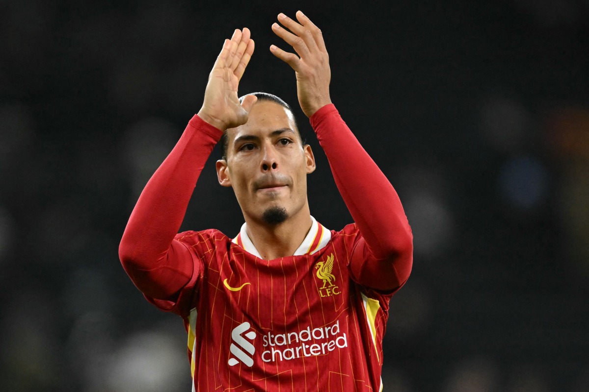 Liverpool's Dutch defender #04 Virgil van Dijk applauds fans on the pitch after the English Premier League football match between Tottenham Hotspur and Liverpool at the Tottenham Hotspur Stadium in London, on December 22, 2024. Photo by Glyn KIRK / AFP