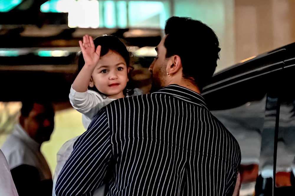 Bollywood actor Ranbir Kapoor with his daughter Raha arrives for a Christmas brunch in Mumbai on December 25, 2024. (Photo by Sujit Jaiswal / AFP)