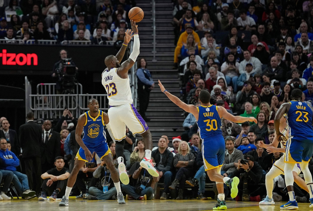 LeBron James #23 of the Los Angeles Lakers shoots over Stephen Curry #30 of the Golden State Warriors during the second half at Chase Center on December 25, 2024 in San Francisco, California. Thearon W. Henderson/Getty Images/AFP 