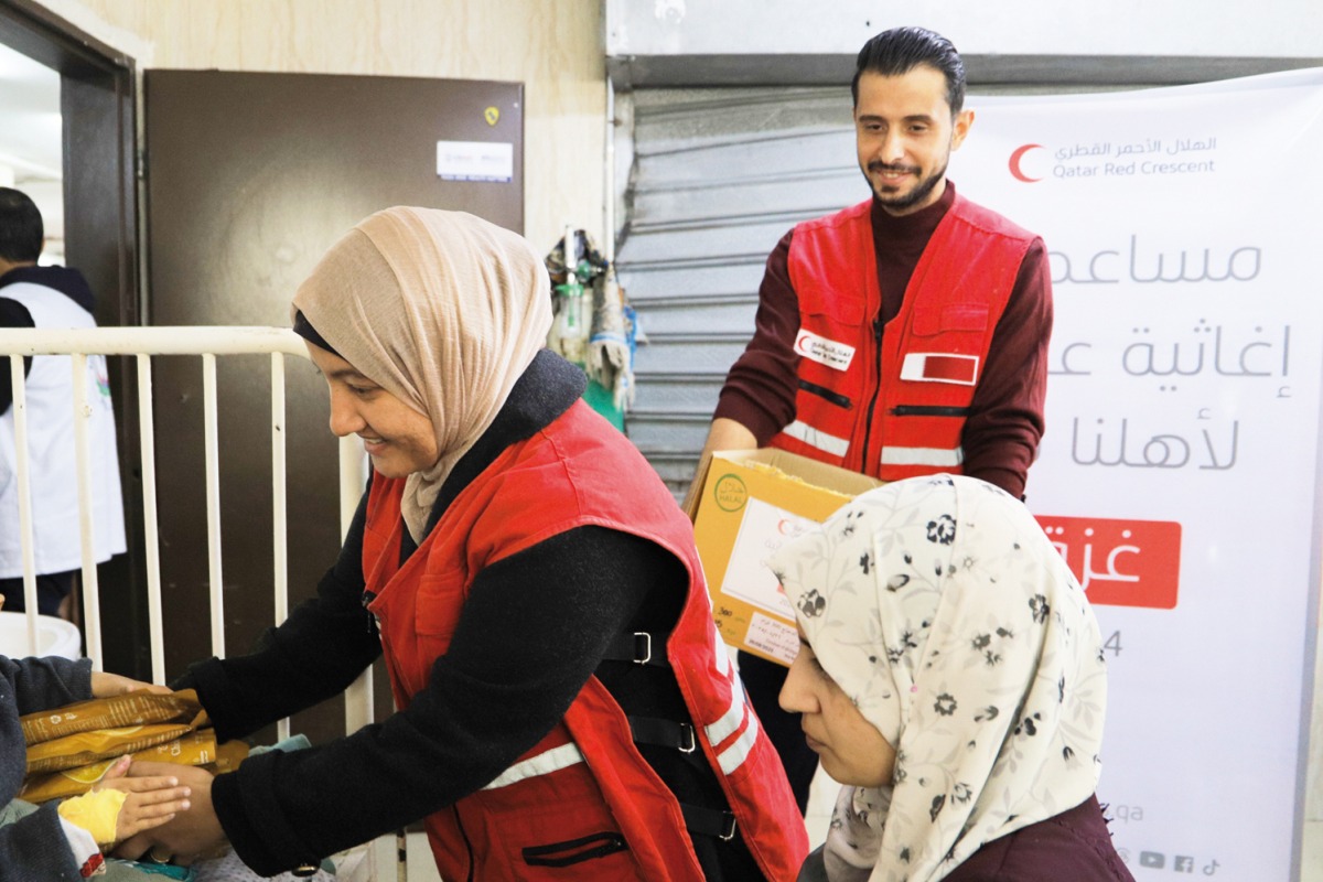 QRCS volunteers distributing meals to families in north Gaza  