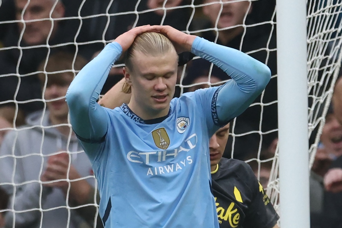 Manchester City's Norwegian striker #09 Erling Haaland reacts after having his penalty saved by Everton's English goalkeeper #01 Jordan Pickford during the English Premier League football match between Manchester City and Everton at the Etihad Stadium in Manchester, north west England, on December 26, 2024. (Photo by Darren Staples / AFP) 