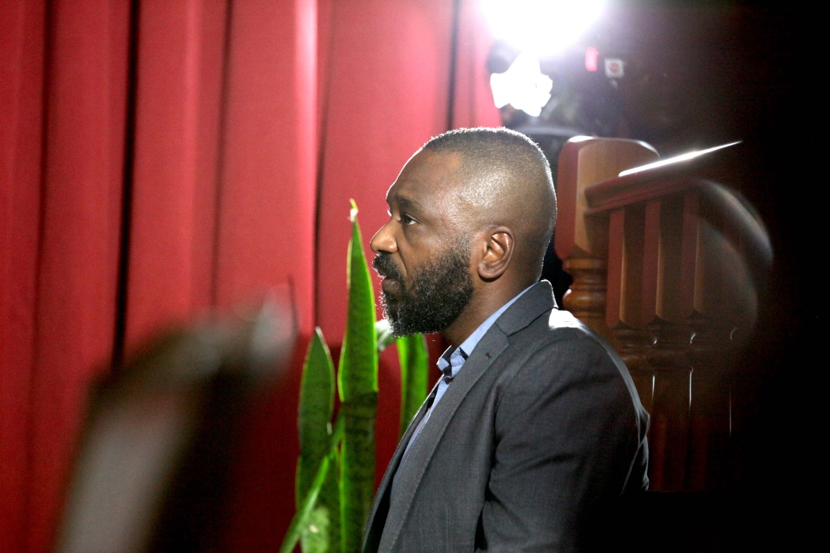 (FILES) Jose Filomeno dos Santos (L), the son of former Angolan President Jose Eduardo dos Santos, appears in the high court on corruption charges in Luanda, on December 9, 2019. (Photo by Joao da Fatima / AFP)
