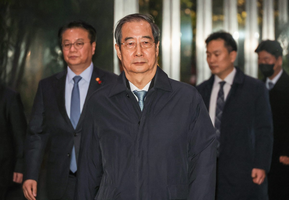 South Korea's Prime Minister Han Duck-soo (C) leaves the Government Complex in Seoul on December 27, 2024, after his impeachment motion was passed by the National Assembly. Photo by YONHAP / AFP.