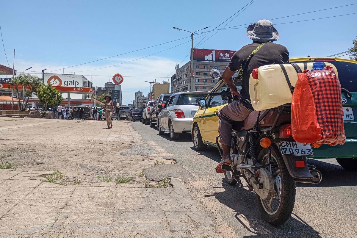 Motorists join long queues at a gas station in Maputo on December 27, 2024. (Photo by Amilton Neves / AFP)
