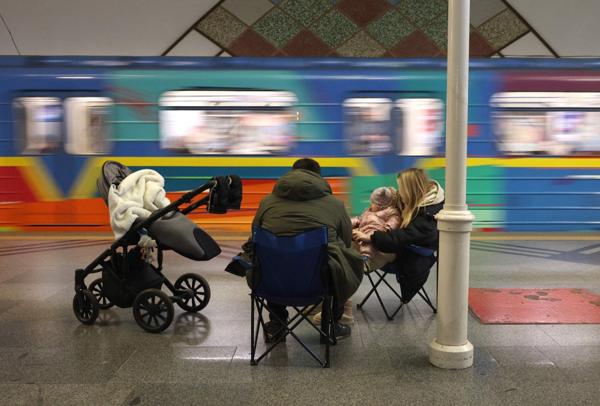 Local residents take shelter in a metro station during an air strike alarm in Kyiv on December 31, 2024, amid the Russian invasion of Ukraine. (Photo by Anatolii STEPANOV / AFP)
