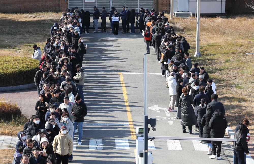 Mourners wait to pay their respects for the victims of the Jeju Air Boeing 737-800 aircraft on January 1, 2025. (Photo by YONHAP / AFP)