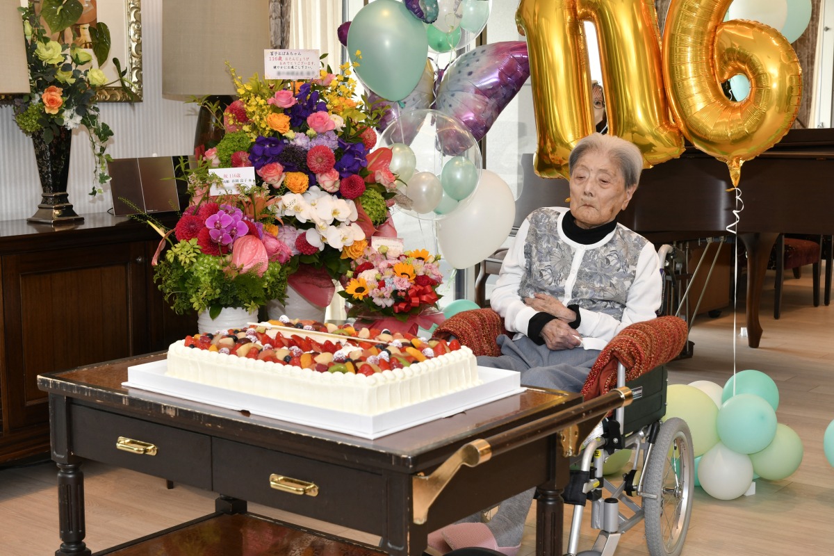 (Files) This handout file photo taken on May 23, 2024 and provided to AFP on August 22, 2024 by the Ashiya City government shows Japanese woman Tomiko Itooka as she celebrates her 116th birthday, in the city of Ashiya, Hyogo prefecture. (Photo by Handout / Courtesy of Ashiya City / AFP)