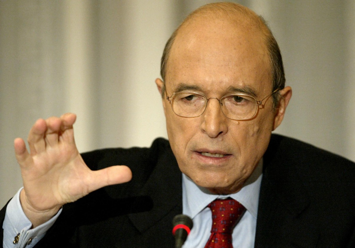 (FILES) Greek Prime Minister Costas Simitis speaks during a press conference at the Foreign Press Association in Athens, 03 December 2003. (Photo by ARIS MESSINIS / AFP)
