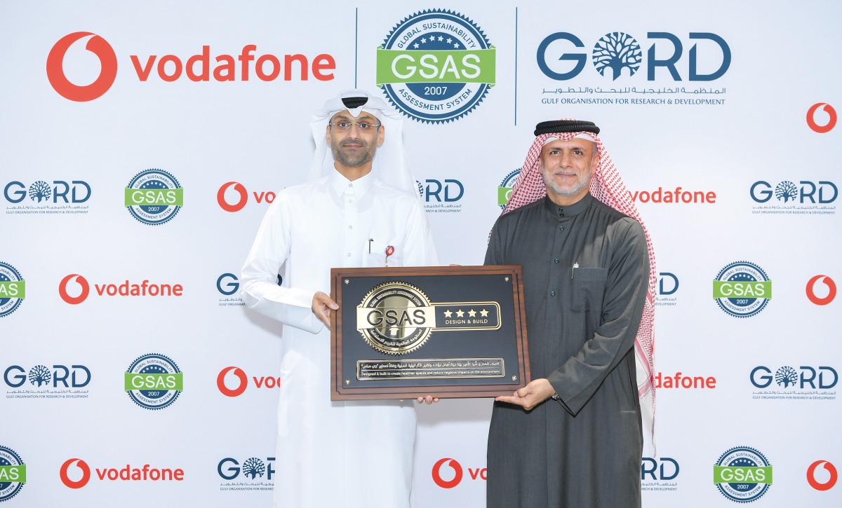 Chief Human Resources Officer at Vodafone Qatar Khames Al Naimi (left) receving the award from Founding Chairman of GORD Dr. Yousef Alhorr.