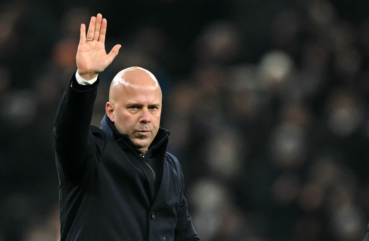 Liverpool's Dutch manager Arne Slot waves to the fans after the English League Cup semi-final first leg football match between Tottenham Hotspur and Liverpool at the Tottenham Hotspur Stadium in London, on January 8, 2025. Photo by JUSTIN TALLIS / AFP