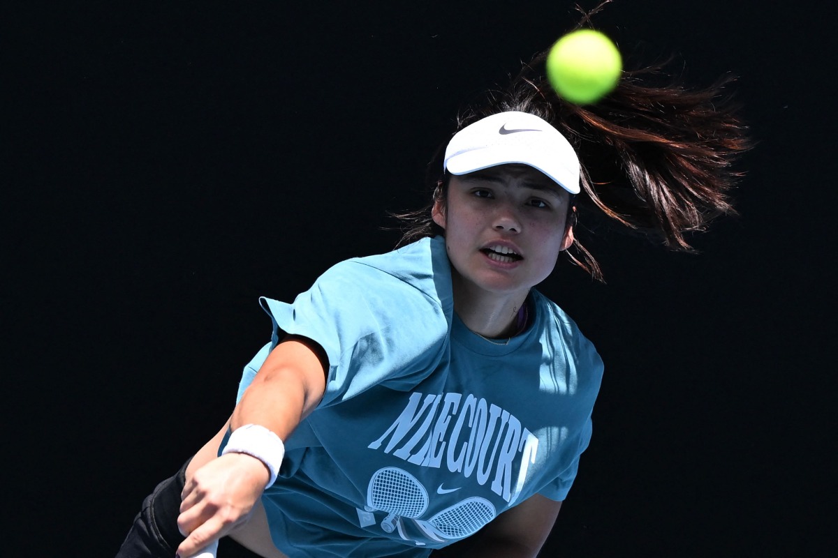 Britain's Emma Raducanu serves during a practice session ahead of the Australian Open tennis tournament in Melbourne on January 10, 2025. (Photo by WILLIAM WEST / AFP)