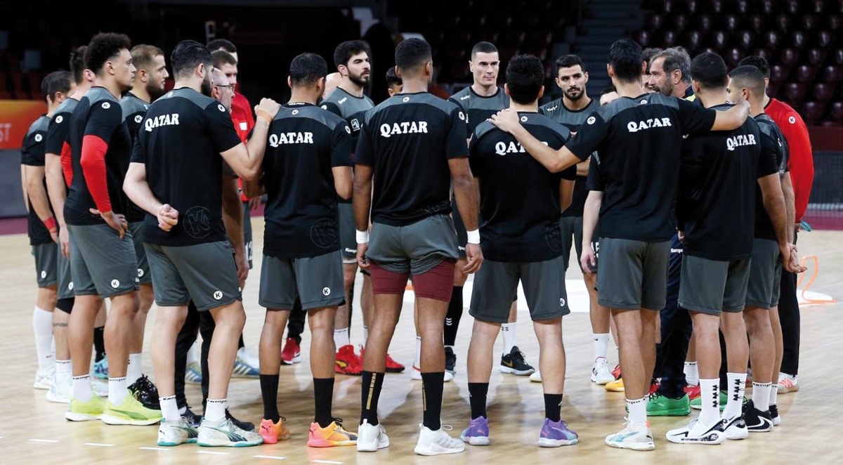 Qatar handball players during a training session.