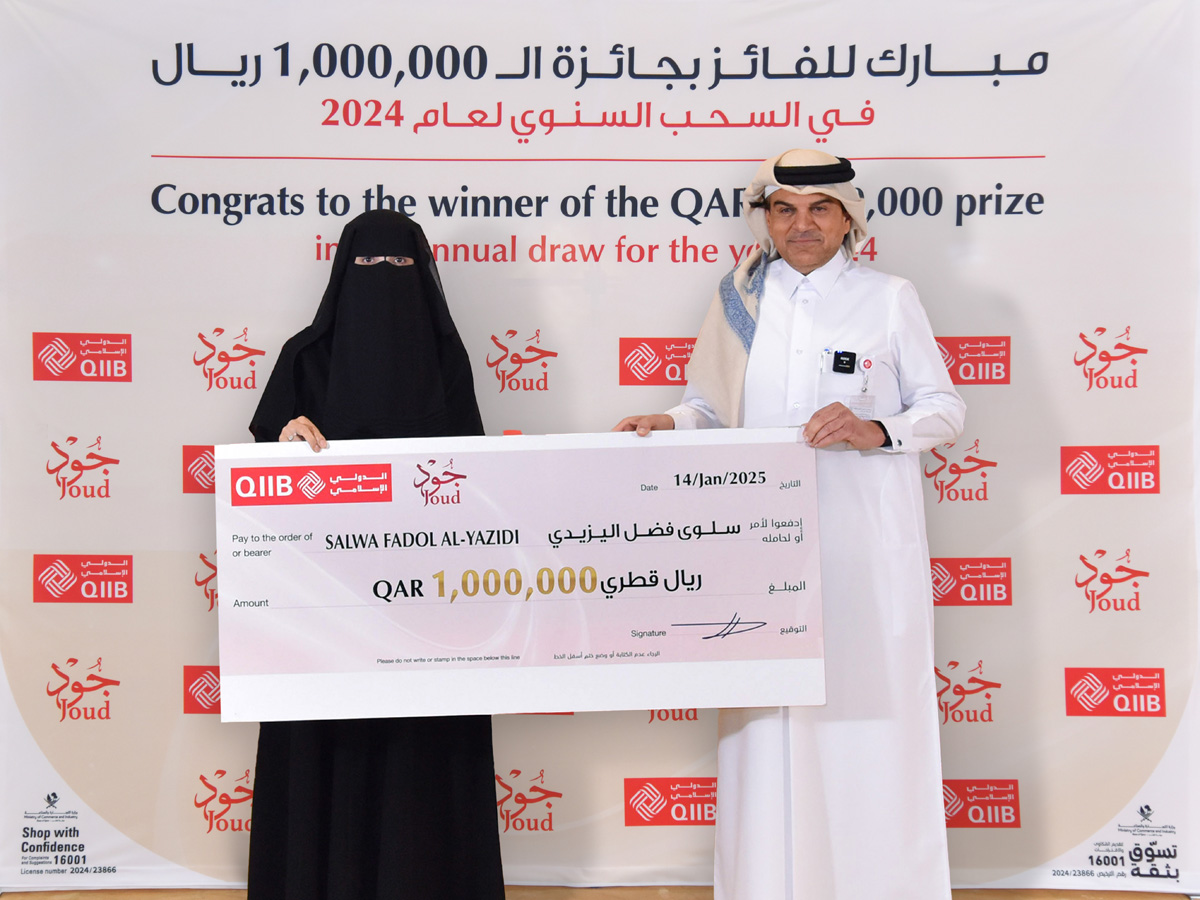 QIIB CEO, Dr. Abdulbasit Ahmed Al Shaibei presenting the cheque to the winner of 2024 QR1m prize in ‘Joud’ savings account draw.