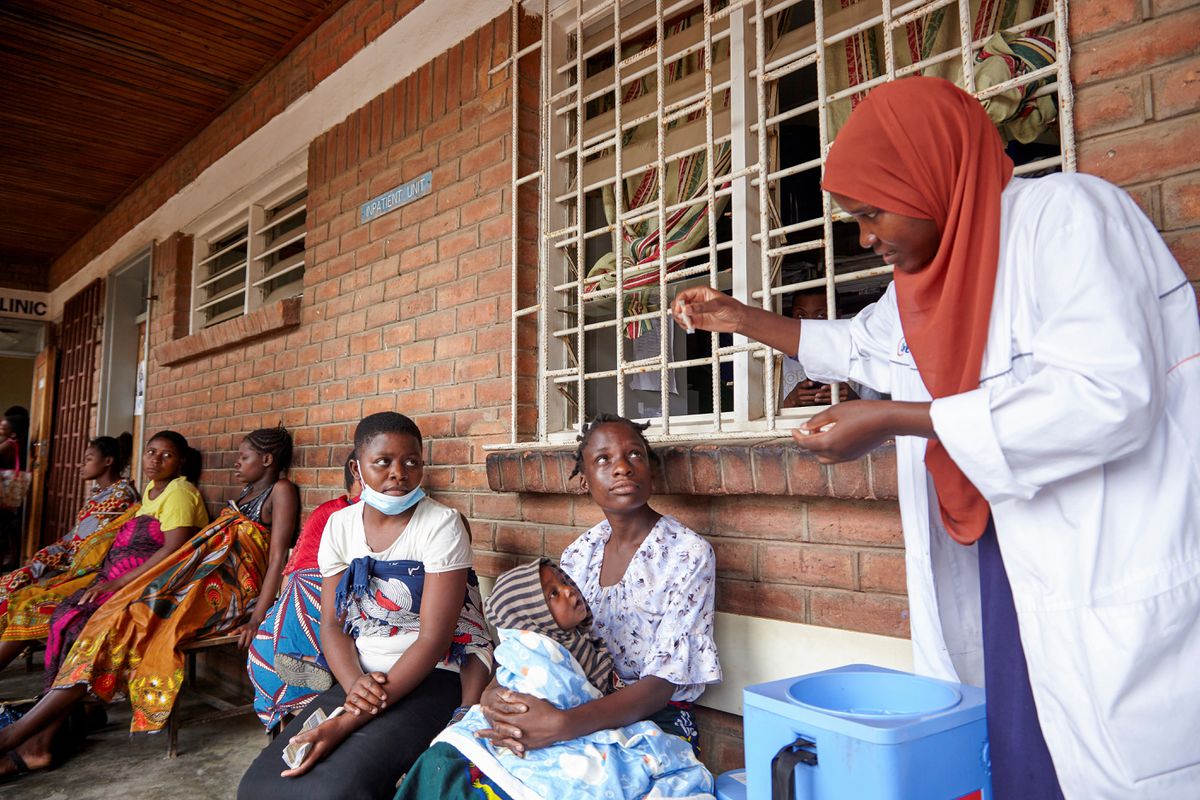 File: A clinician at Ndirande Health Centre demonstrates to clients how to take the cholera vaccine in response to the latest cholera outbreak in Blantyre, Malawi, November 16, 2022. (Eldson Chagara/Reuters)