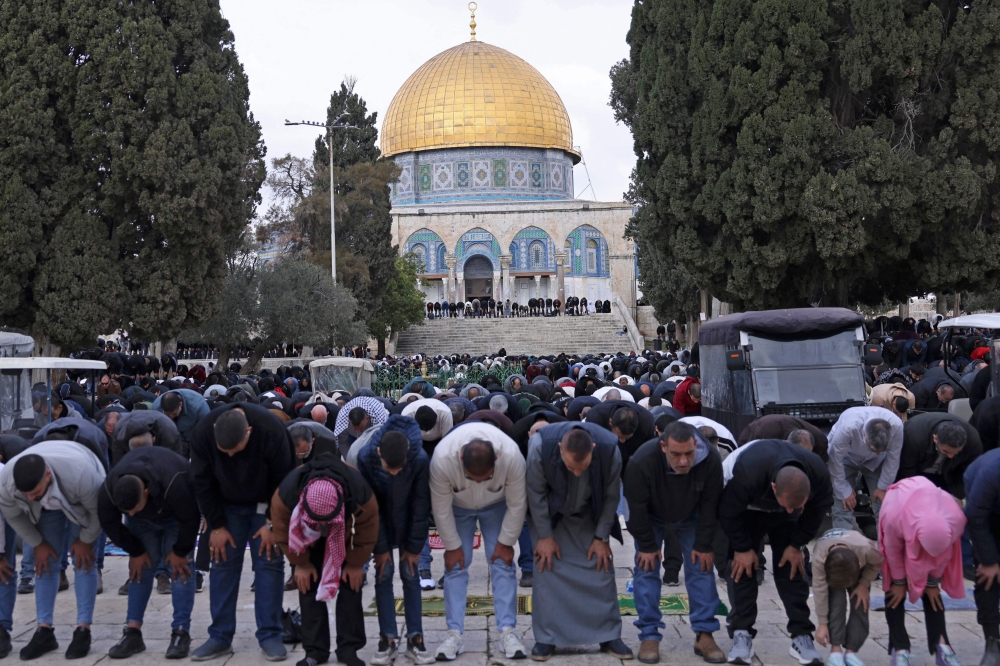 Approximately 60,000 worshippers attended the Friday prayer in Al-Aqsa Mosque. (Photo by Hazem Bader / AFP)