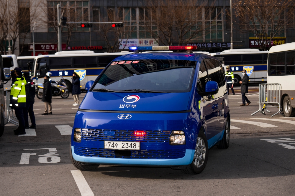 A Seoul Regional Corrections inmate transport vehicle believed to be carrying the South Korean President Yoon Suk Yeol arrives at Seoul Western District Court on Saturday. (Photo by Jintak Han/The Washington Post)
