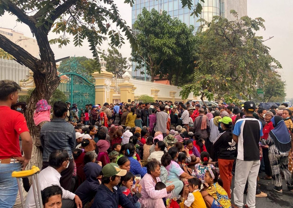 This photo taken and released by Fresh News shows a crowd gathering at the mansion of Cambodian tycoon Sok Kong to receive red envelopes, in Phnom Penh. (Photo by Fresh News / AFP) 