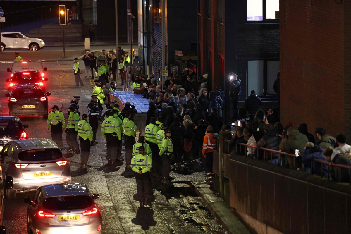 Police contain protesters as news spreads that Axel Rudakubana has left the court from a back entrance, outside The Queen Elizabeth II Law Courts in Liverpool, north west England on January 23, 2025, after the sentencing of the Southport attacker. (Photo by Darren Staples / AFP)
