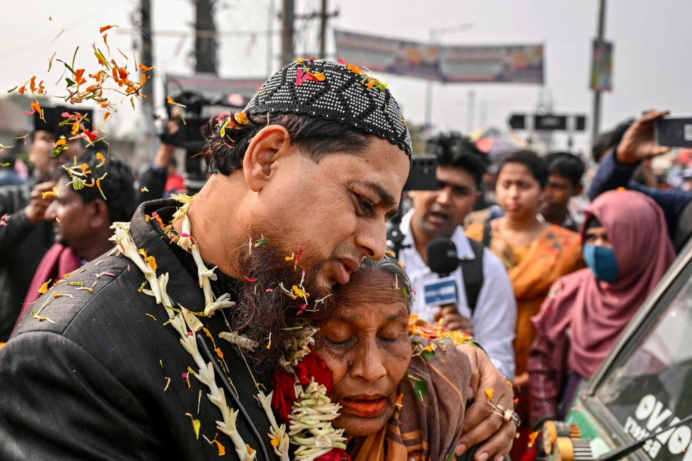 A former member of the Bangladesh Rifles (BDR), who were detained in 2009 over a violent mutiny that massacred dozens of senior army officers, meets with his relative after getting released from the Dhaka Central Jail in Keraniganj on the outskirts of Dhaka on January 23, 2025. (Photo by Munir Uz Zaman / AFP)