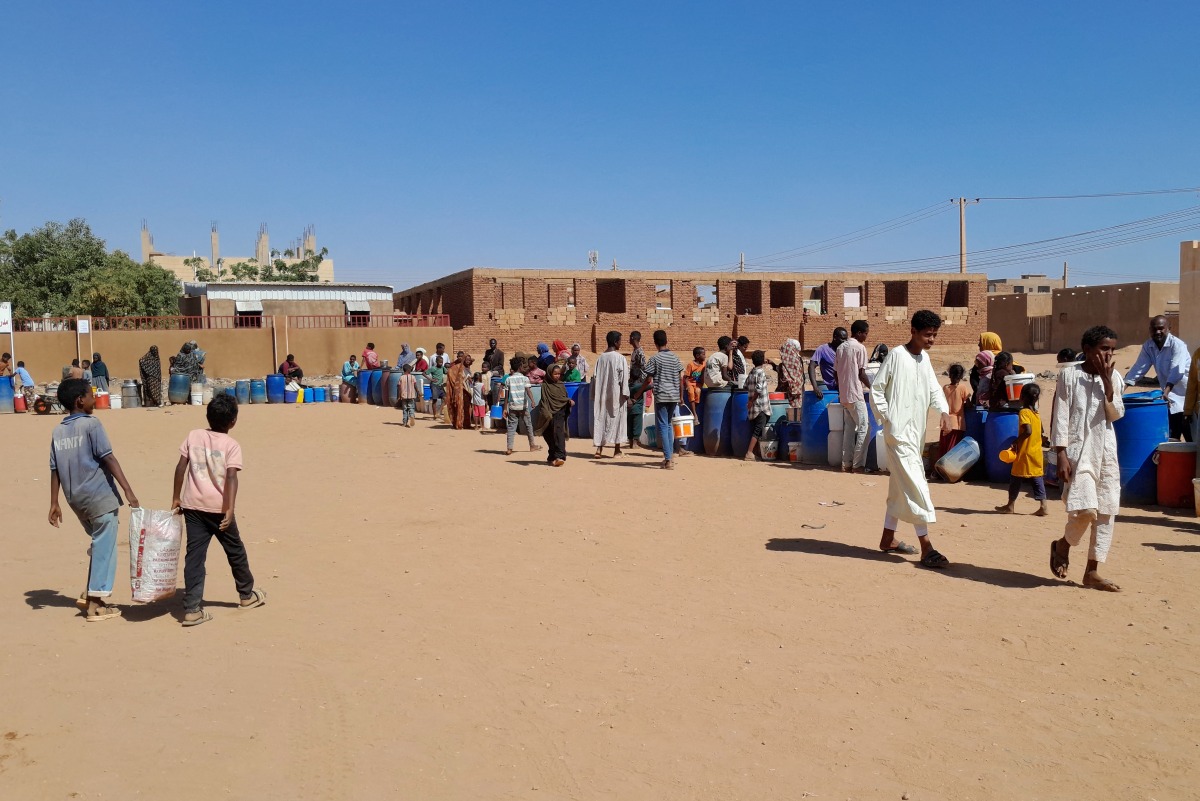 Photo for representational purposes only. People queue for water in Omdurman, the Sudanese capital's twin city, during battles between the Sudanese military forces and paramilitary Rapid Support Forces (RSF), on January 17, 2025. (Photo by AFP)
