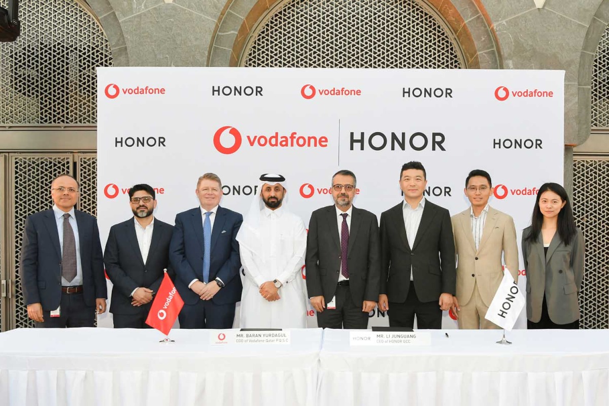 Executives from Vodafone Qatar and Honor at the MoU signing ceremony. 