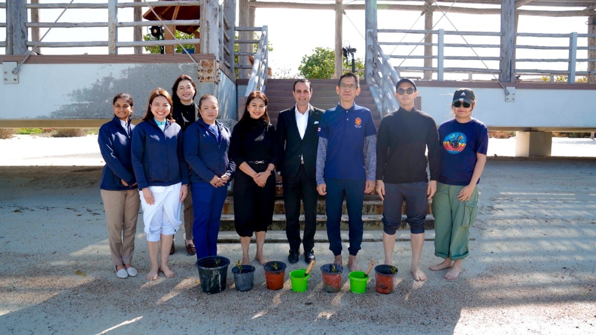 H E Sira Swangsilpa, Ambassador of Thailand to Qatar; and Ammar Samad, General Manager of Zulal Wellness Resort by Chiva-Som with other officials during the Ambassador’s visit to the resort. 