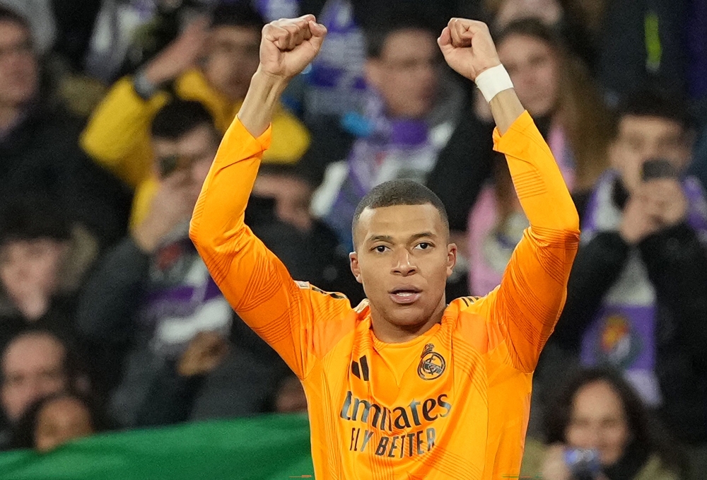 Real Madrid's French forward #09 Kylian Mbappe celebrates his team's second goal during the Spanish league football match between Real Valladolid FC and Real Madrid CF at the Jose Zorrilla stadium in Valladolid on January 25, 2025. (Photo by Cesar Manso / AFP)