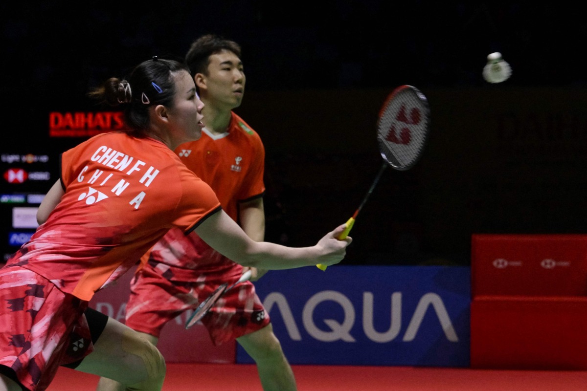 China's Guo Xinwa and Chen Fanghui hit a return against Japan's Hiroki Midorikawa and Natsu Saito in the mix doubles final match at the Daihatsu Indonesia Masters 2025 badminton tournament at Istora stadium in Jakarta on January 26, 2025. (Photo by BAY ISMOYO / AFP)
