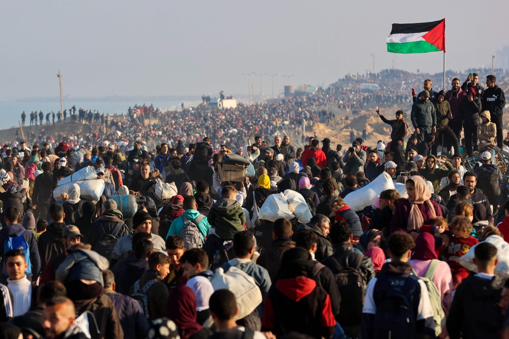 Displaced Gazans cross the Netzarim corridor from the southern Gaza Strip into Gaza City on January 27, 2025. (Photo by Omar Al-Qattaa / AFP)
 