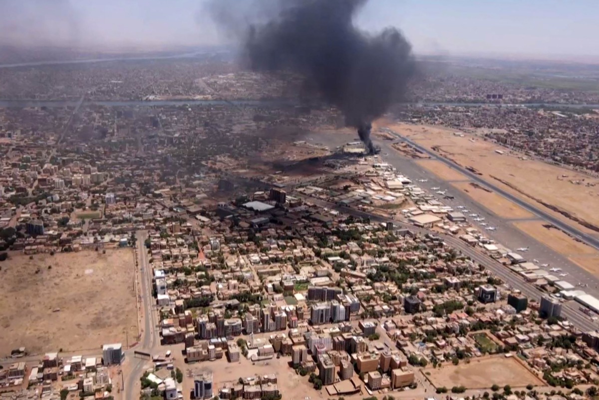 (FILES) This image grab taken from AFPTV video footage on April 20, 2023, shows an aerial view of black smoke rising above the Khartoum International Airport amid ongoing battles between the forces of two rival generals. (Photo by AFP)
