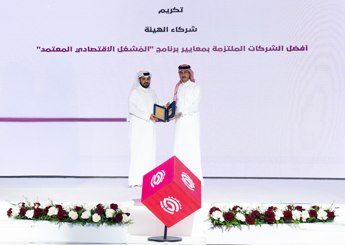 Chairman of the General Authority of Customs Ahmed bin Abdullah Al Jamal presenting the Award to Director – Government Public Relations at GWC Abdulaziz Mohammed Al Sahlawi.  