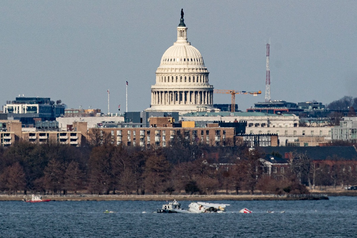 Emergency response units work at the crash site of the American Airlines plane on the Potomac River after the plane crashed last night on approach to Reagan National Airport on January 30, 2025 in Arlington, Virginia. Photo by Al Drago / GETTY IMAGES NORTH AMERICA / Getty Images via AFP