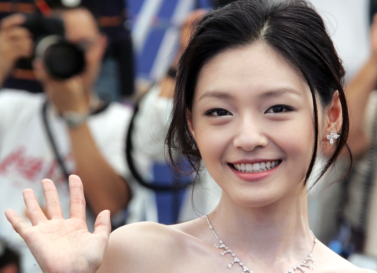 Taiwanese actress Barbie Hsu poses during a photocall for Chinese director Su Chao Pin's film 'Guisi' (Silk) at the 59th edition of the International Cannes Film Festival in Cannes, southern France, 24 May 2006. Photo by Francois GUILLOT / AFP