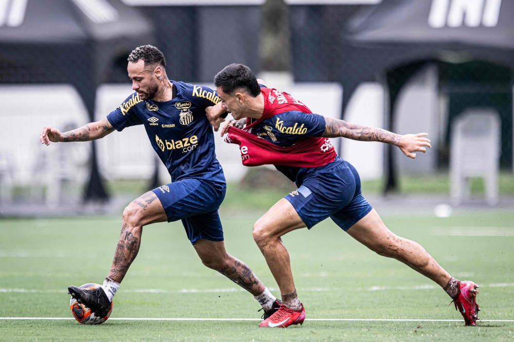 In this handout picture released by Santos Football Club, Brazil's forward Neymar fights for the ball on during a training session at Rei Pele training centre, in Santos, Brazil on February 3, 2025. (Photo by Raul Baretta / Brazil's Santos FC / AFP) 