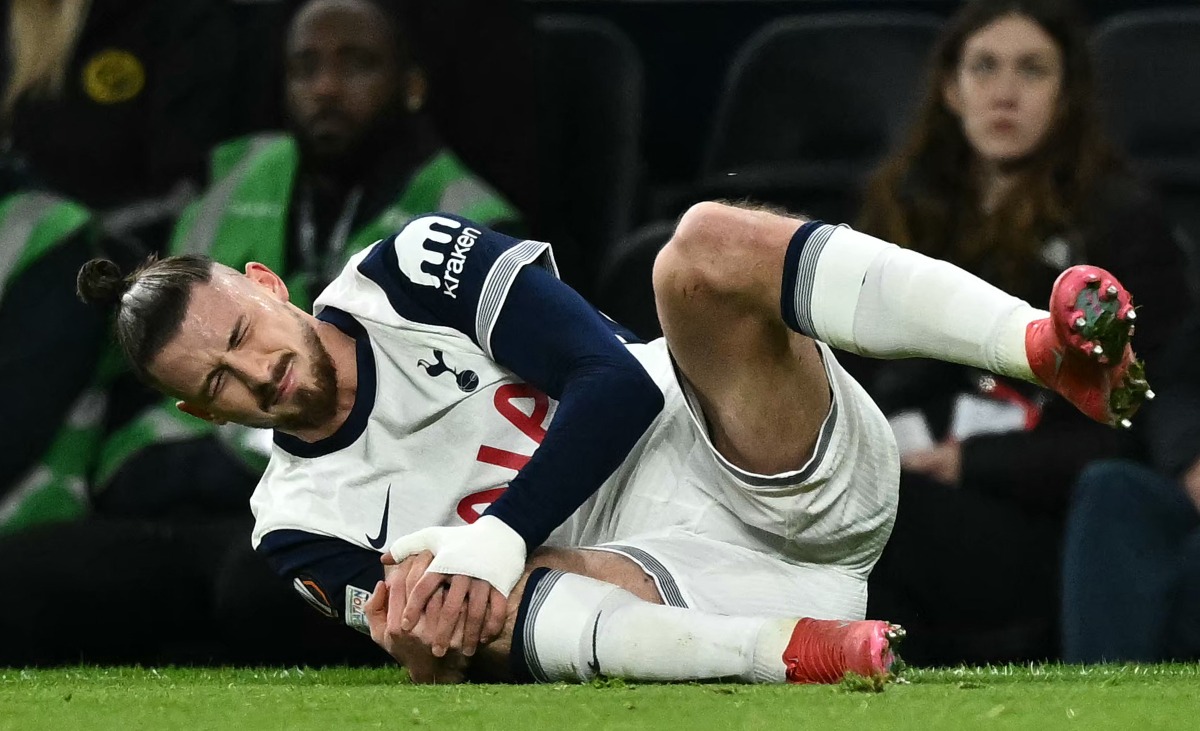 Tottenham Hotspur's Romanian defender #06 Radu Dragusin holds his knee in pain during the UEFA Europa League match between Tottenham Hotspur and IF Elfsborg at the Tottenham Hotspur Stadium in London, on January 30, 2025. (Photo by Ben STANSALL / AFP)
