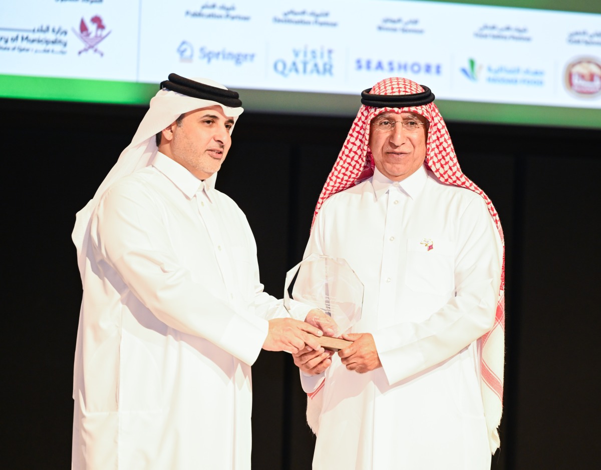 Minister of Environment and Climate Change H E Dr. Abdullah bin Abdulaziz bin Turki Al Subaie being honoured by the UDST President Dr. Salem Al Naemi.